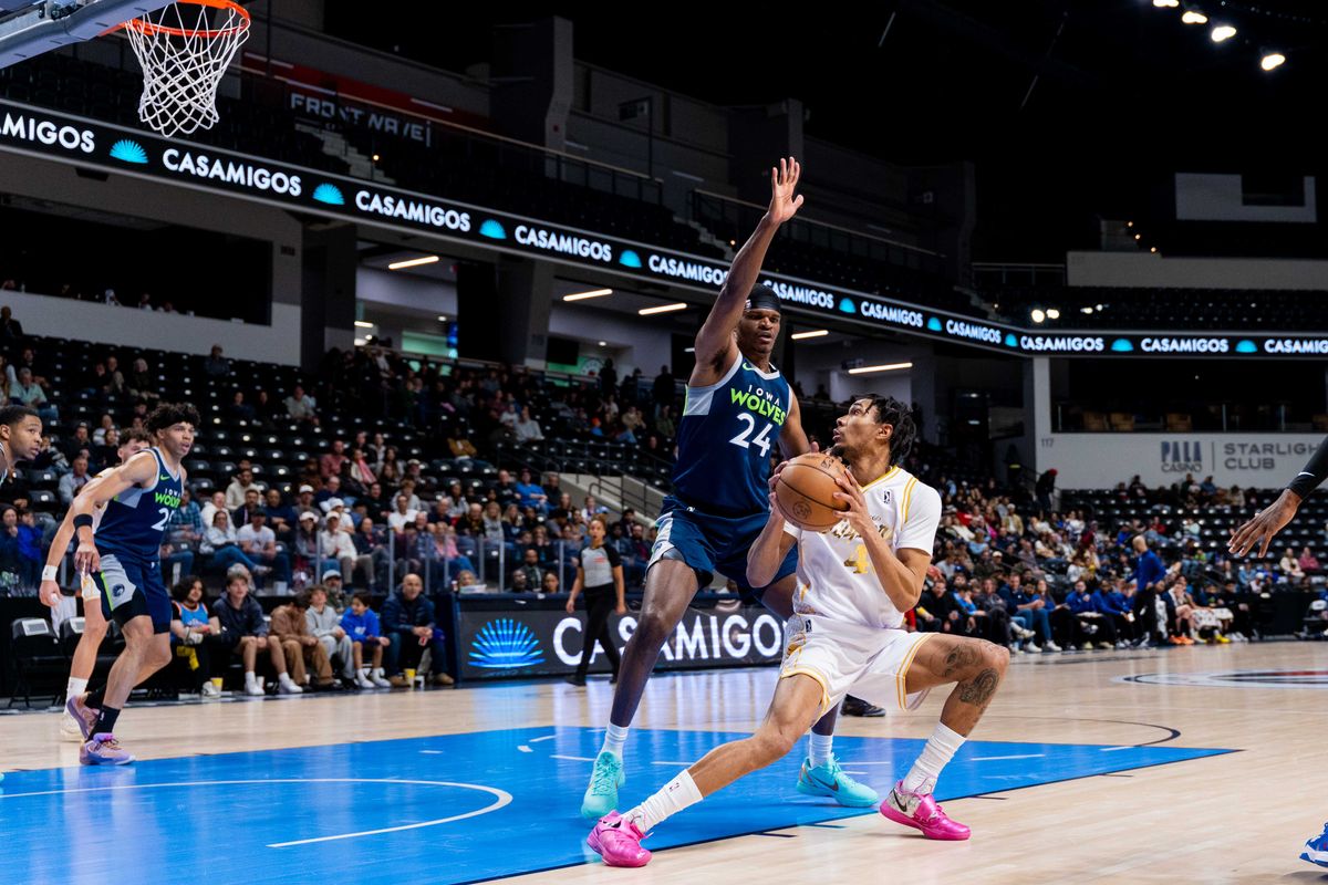San Diego Clippers guard Hunter Sallis (45) pivots during an NBA G League Basketball game between Iowa and San Diego, Saturday January 10, 2026 at Frontwave Arena in Oceanside, Calif.