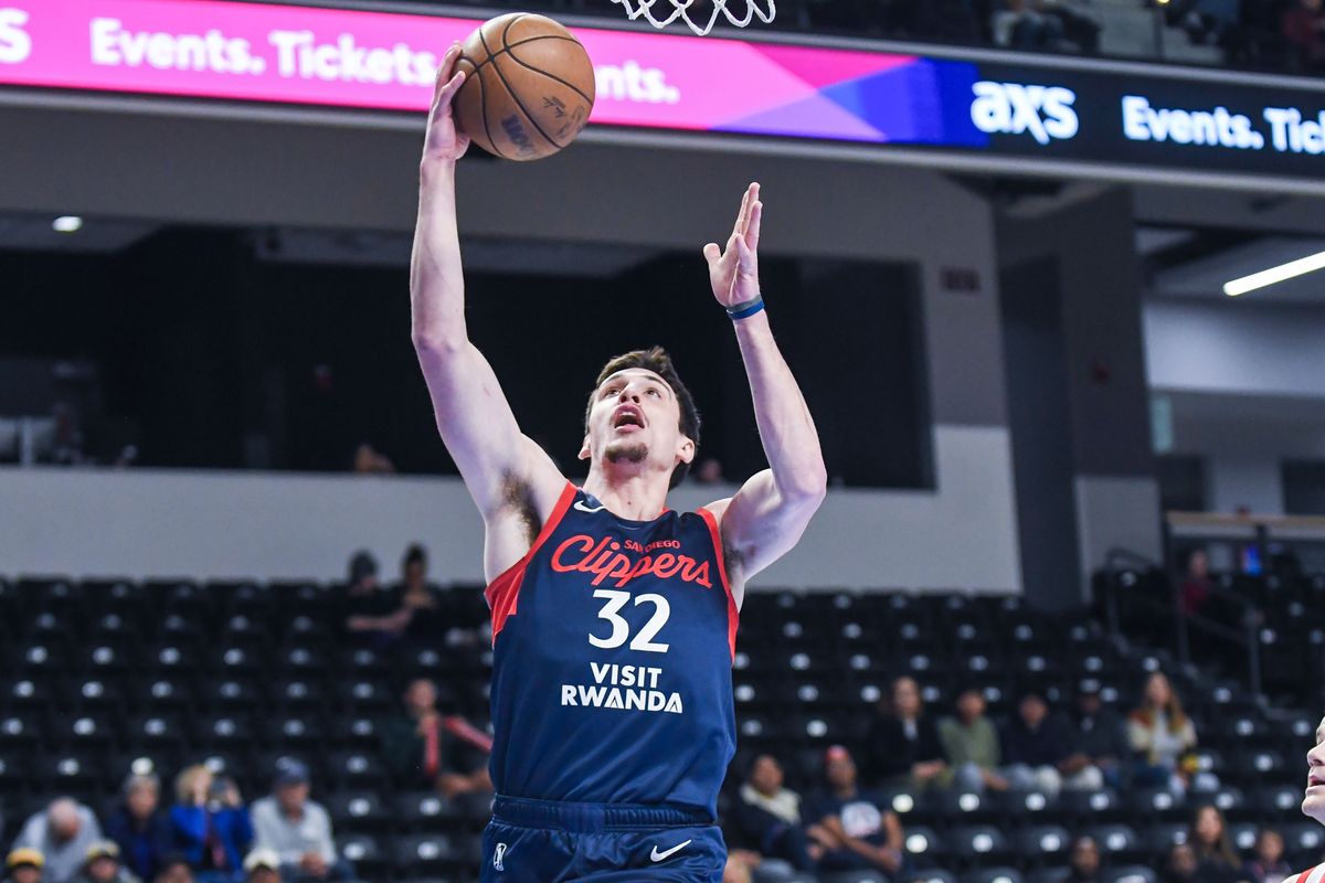 San Diego Clippers forward Zach Freemantle (32) takes a shot during an G-League basketball  game against the Windy City Bulls Thursday January 15, 2026 in  Oceanside, Calif.