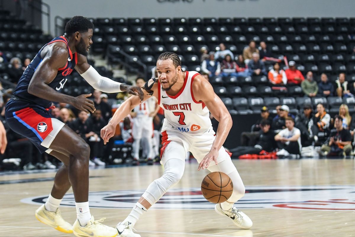 Windy City Bulls forward Kevin Knox II (7) handles the ball during an G-League basketball  game against the San Diego Clippers Thursday January 15, 2026 in  Oceanside, Calif.
