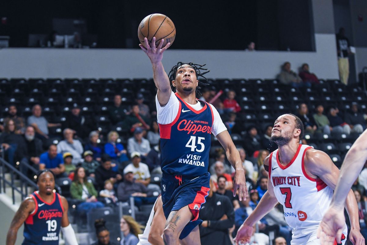 San Diego Clippers guard Hunter Sallis (45) makes a floater in the lane during an G-League basketball  game against the Windy City Bulls Thursday January 15, 2026 in  Oceanside, Calif.