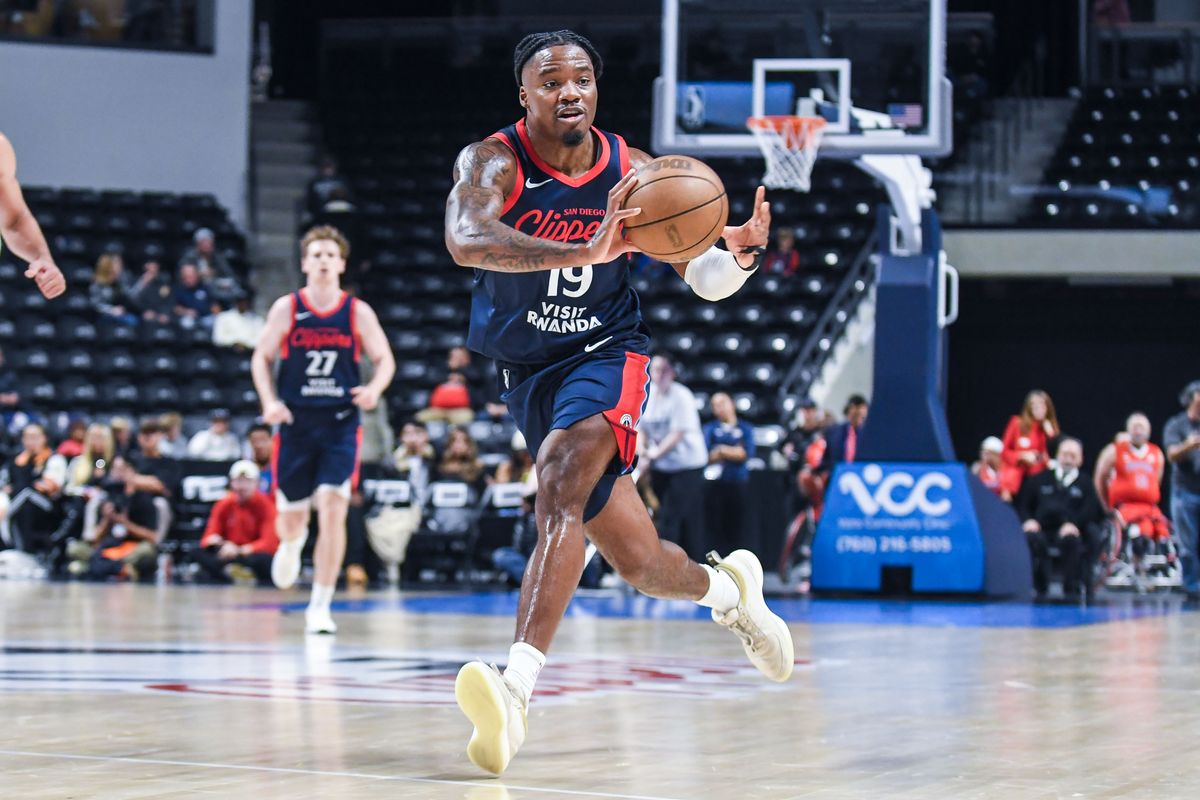 San Diego Clippers guard Jahmyl Telfort (19) passing the ball during an G-League basketball  game against the Windy City Bulls Thursday January 15, 2026 in  Oceanside, Calif.