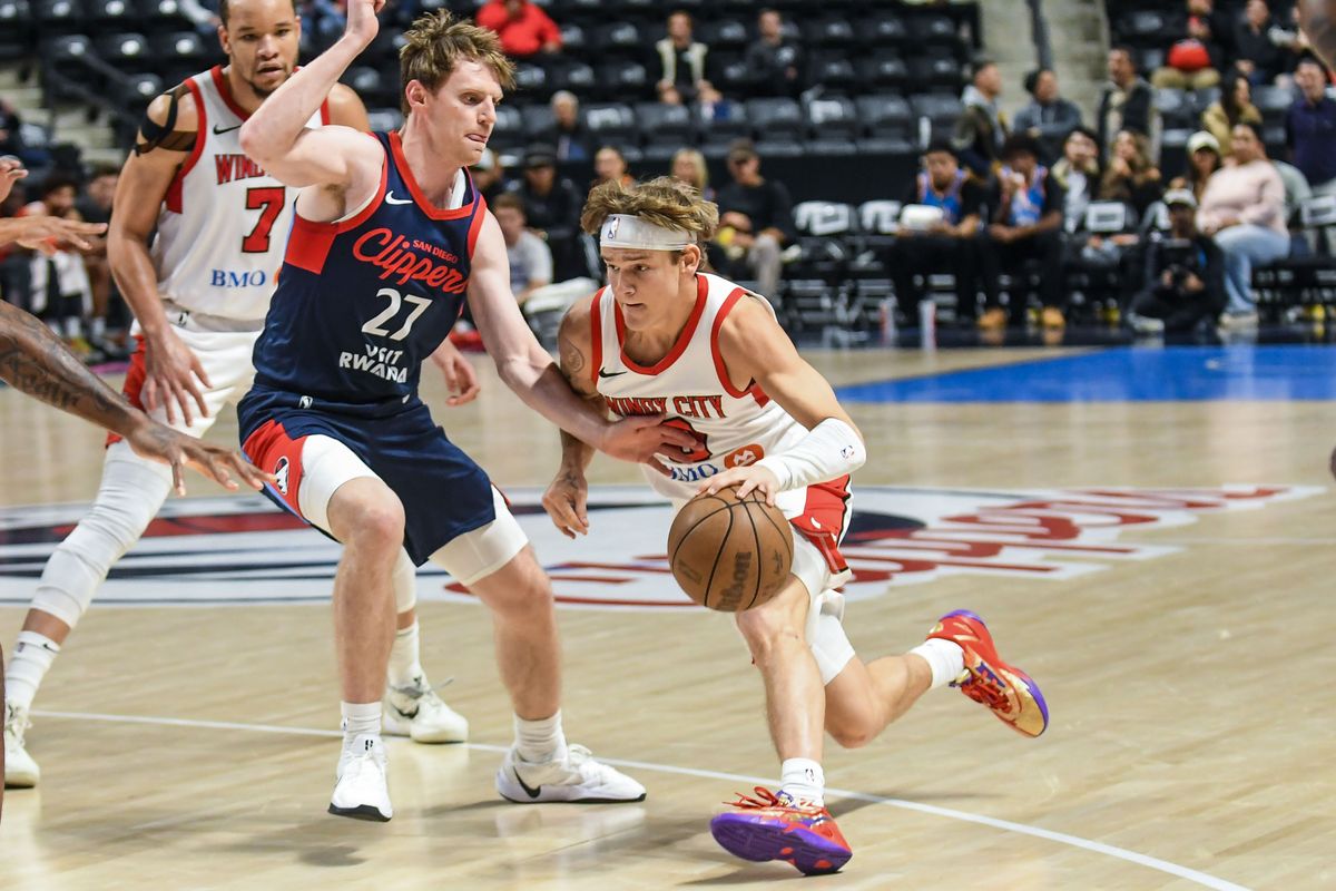 Windy City Bulls guard Mac McClung (0) drives past San Diego Clippers guard Matt Allocco (27) during an G-League basketball  game against the San Diego Clippers    Thursday January 15, 2026 in  Oceanside, Calif.