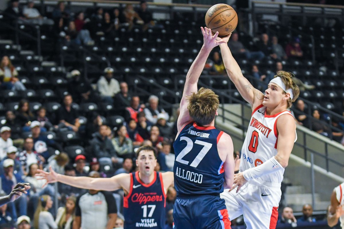 Windy City Bulls guard Mac McClung (0) shoots over San Diego Clippers guard Matt Allocco (27) during an G-League basketball  game against the San Diego Clippers     Thursday January 15, 2026 in  Oceanside, Calif..
