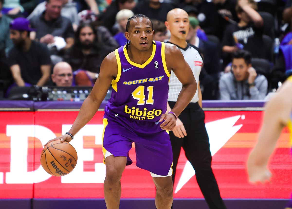 #41 Quincy Olivari looks for the open man against the Rip City Remix on January 24, 2025 at UCLA Health and Training Center. #41 Quincy Olivari looks for the open man against the Rip City Remix on January 24, 2025 at UCLA Health and Training Center.