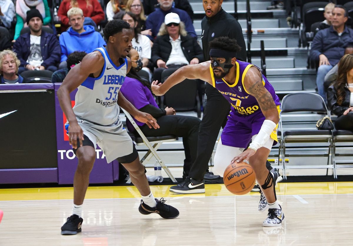 #7 Jordan Goodwin of the South Bay Lakers dribbles the ball up court against the Texas Legends on January 29, 2025 at UCLA Health and Training Center