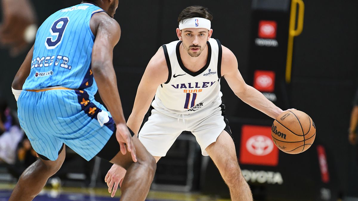 Valley Suns guard David Stockton (11) prepares to run a play against the South Bay Lakers during a NBA G League game on Friday, February 7, 2025 in El Segundo, Calif.