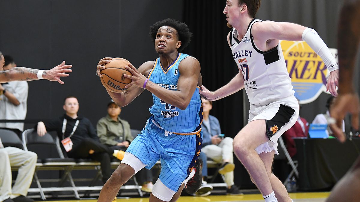 South Bay Lakers guard Quincy Olivari (41) drives to the basket against the Valley Suns during a NBA G League game on Friday, February 7, 2025 in El Segundo, Calif.