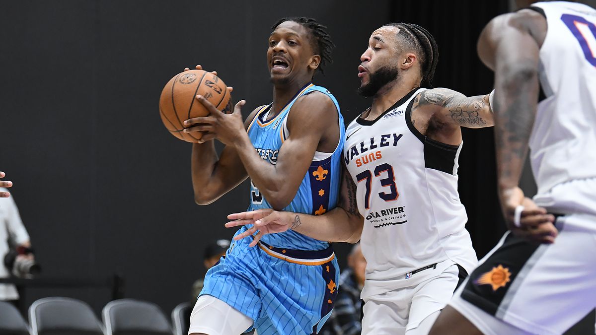 South Bay Lakers guard Sir’Jabari Rice (15) drives to the basket against the Valley Suns during a NBA G League game on Friday, February 7, 2025 in El Segundo, Calif.