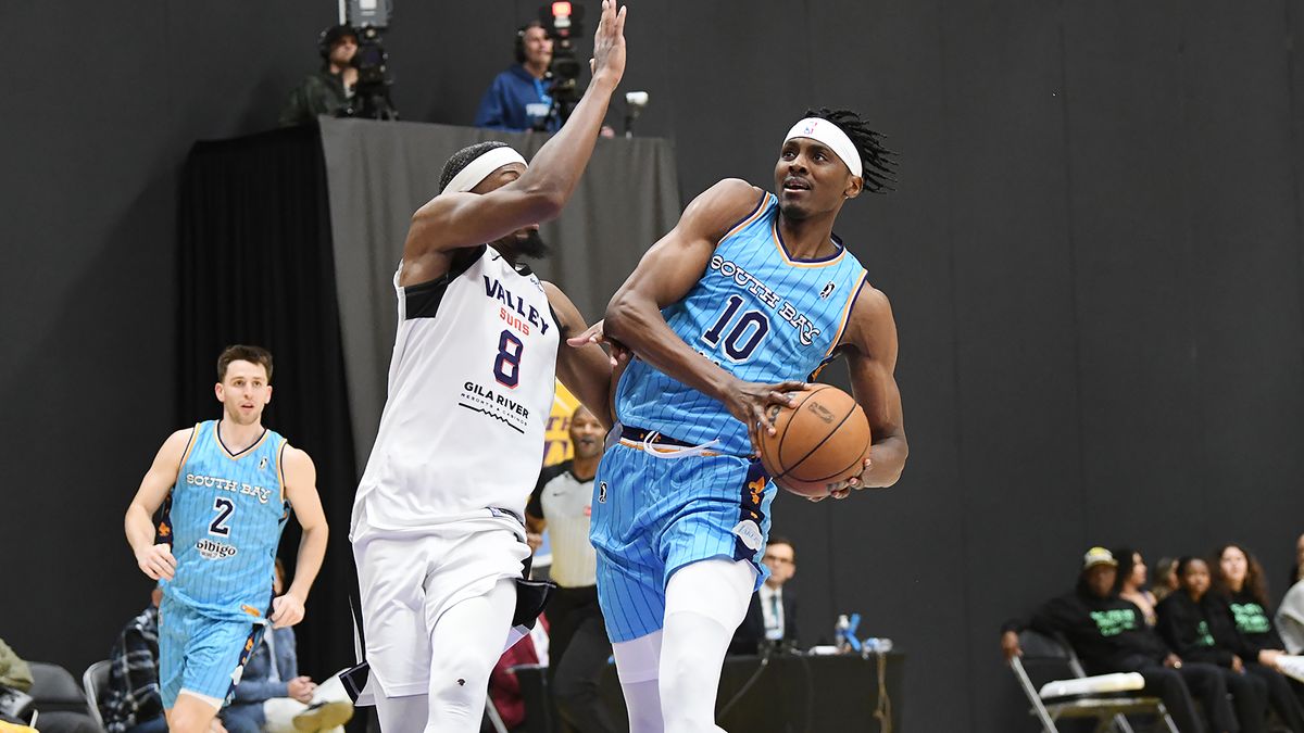 South Bay Lakers center Christian Koloko (10) drives to the basket against the Valley Suns during a NBA G League game on Friday, February 7, 2025 in El Segundo, Calif.