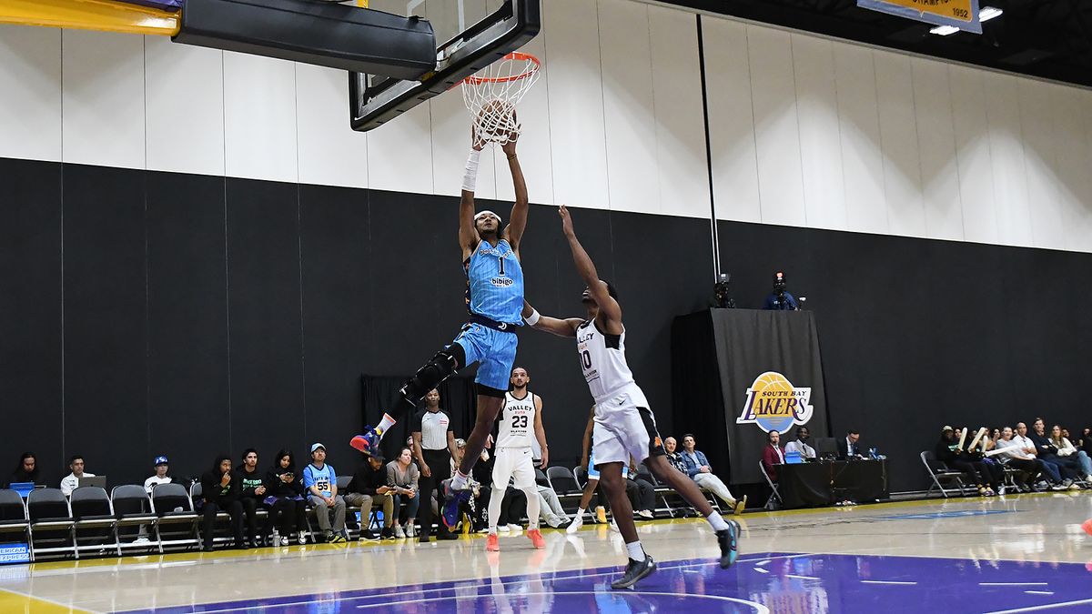 South Bay Lakers forward Alex Fudge (1) drives to the basket against the Valley Suns during a NBA G League game on Friday, February 7, 2025 in El Segundo, Calif.