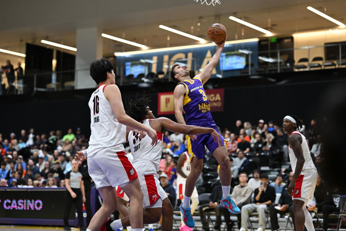 South Bay Lakers guard Agustas Marciulionis, (3), scores during an NBA G League game on Sunday, November 16, 2025 in El Segundo, Calif.