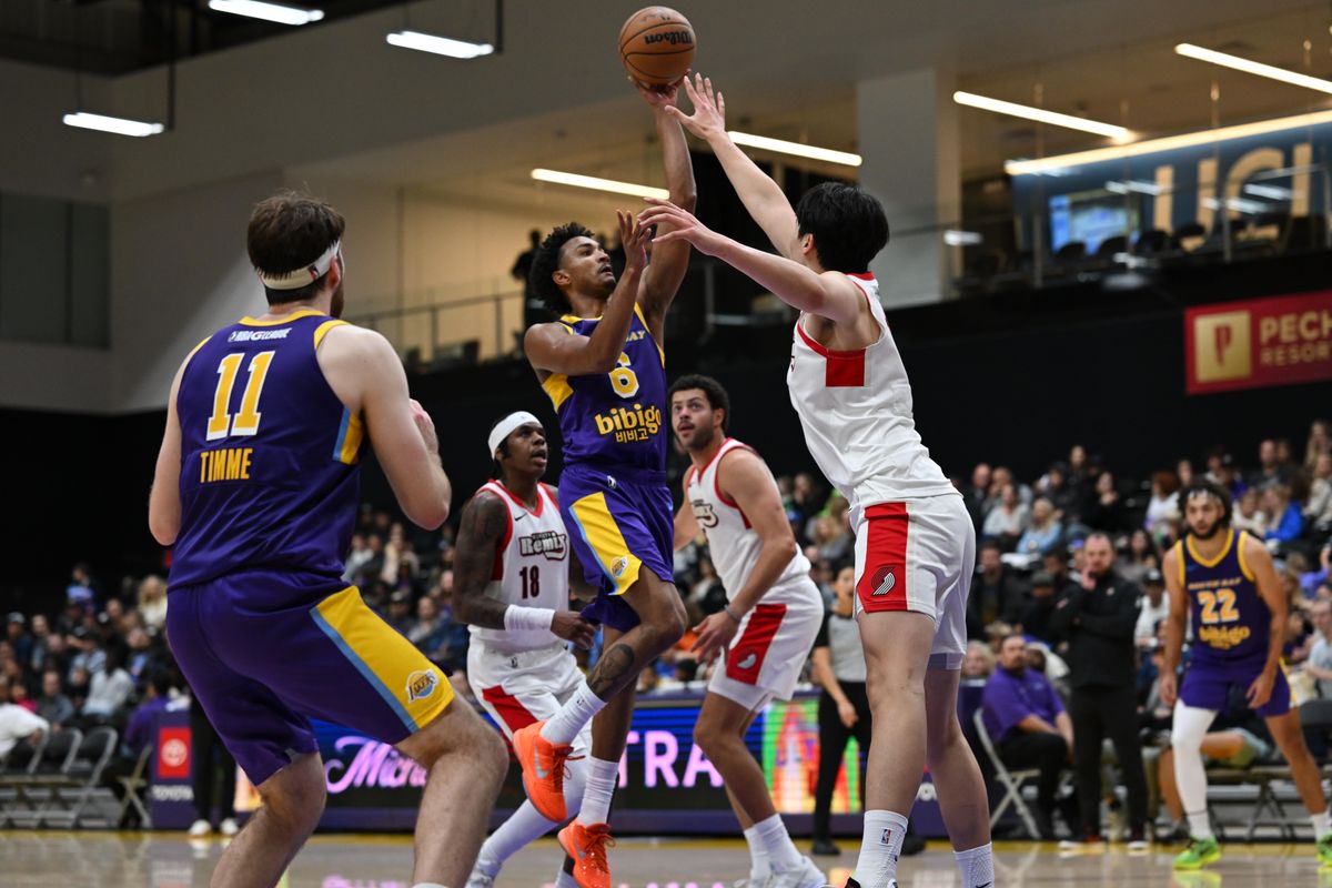 South Bay Lakers guard Kobe Bufkin makes a tear drop shot during an NBA G League game on Sunday, November 16, 2025 in El Segundo, Calif.
