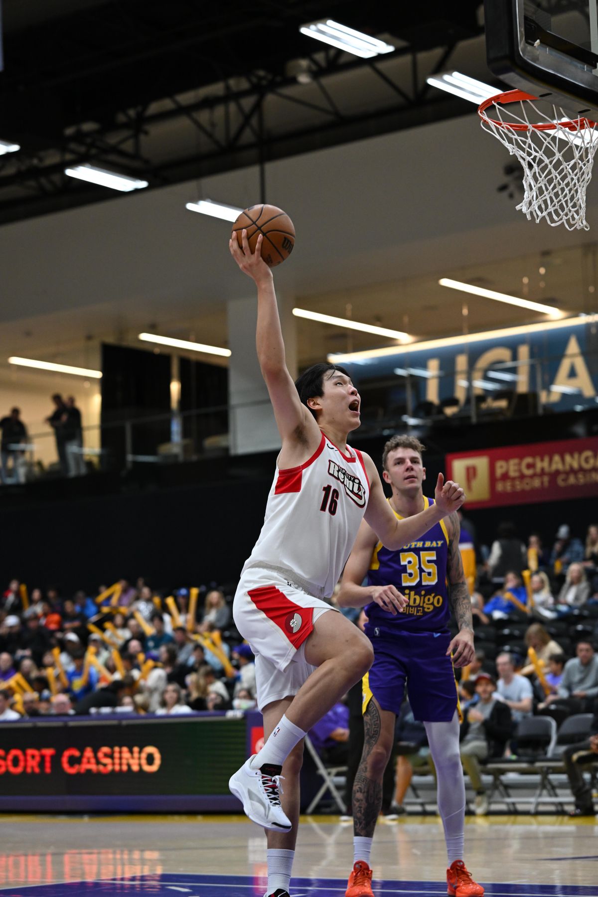 Rip City Remix center Yang Hansen, #16 jumps for a dunk during an NBA G League game on Sunday, November 16, 2025 in El Segundo, Calif.