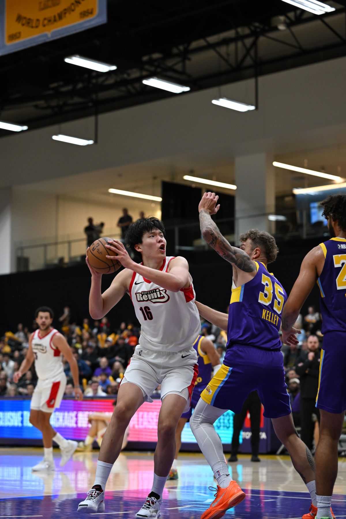 Rip City Remix center Yang Hansen, #16 posts up during an NBA G League game on Sunday, November 16, 2025 in El Segundo, Calif.