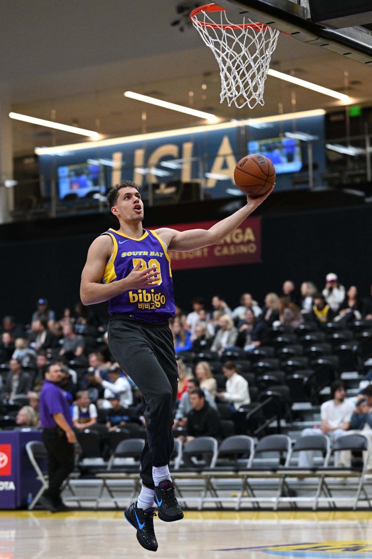 South Bay Lakers guard Chris Manon participates in warm up drilles during an NBA G League game on Sunday, November 16, 2025 in El Segundo, Calif.