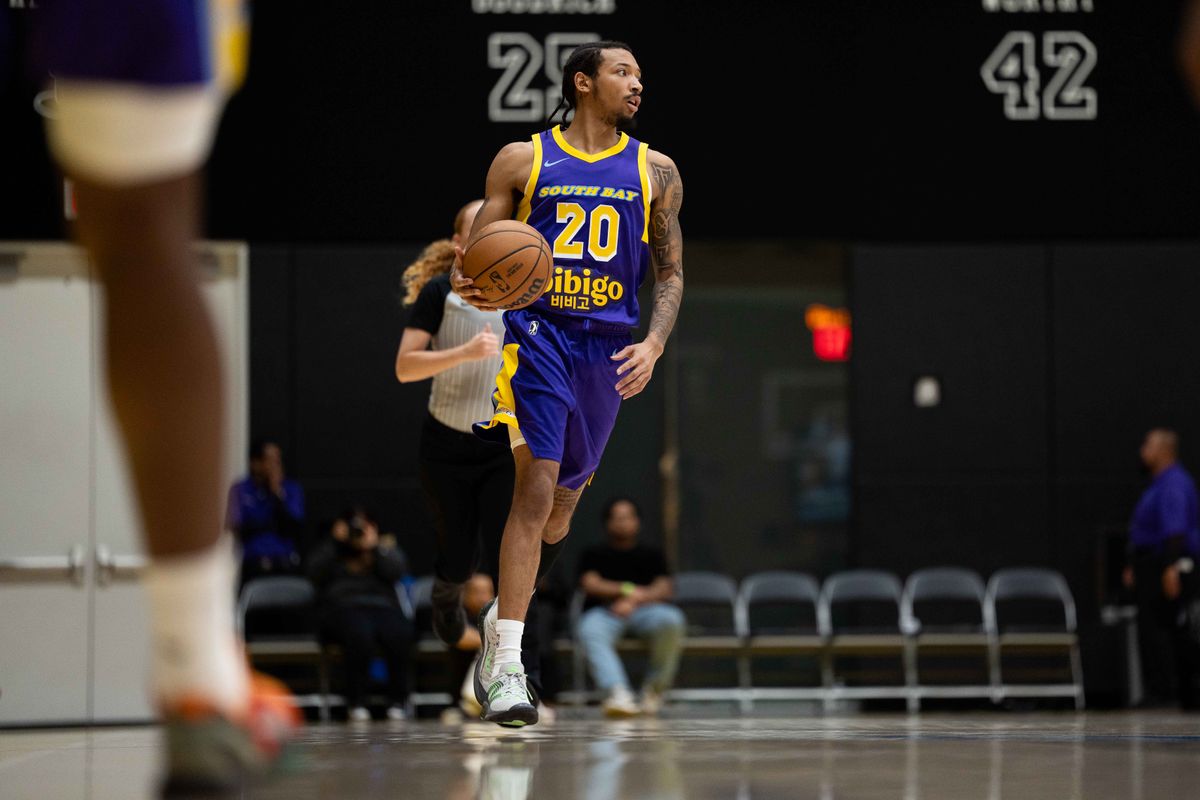 South Bay Lakers guard Nick Smith Jr. (20) dribbles the ball up the court during an NBA G League basketball game against the Santa Cruz Warriors, Friday Nov. 21, 2025 in El Segundo, Calif.