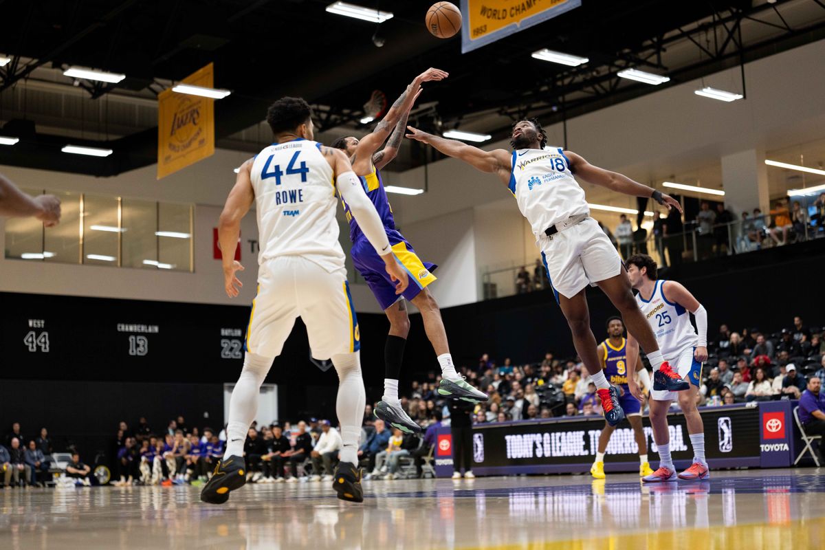 South Bay Lakers guard Nick Smith Jr. (20) puts up a shot during an NBA G League basketball game against the Santa Cruz Warriors, Friday Nov. 21, 2025 in El Segundo, Calif.