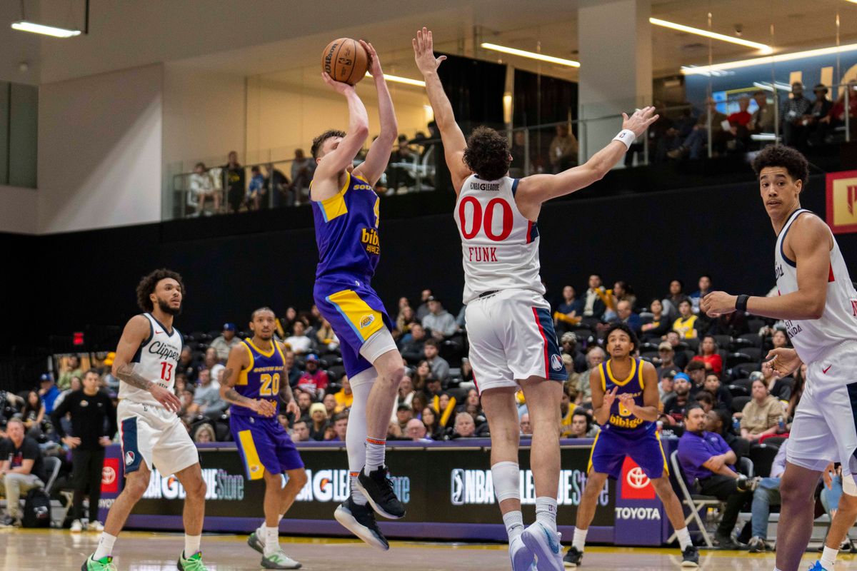 South Bay Lakers forward Dalton Knecht (4) shoots a fadeaway jumper during an NBA basketball game against the San Diego Clippers, Tuesday December 16th, 2025 in Los Angeles, California.