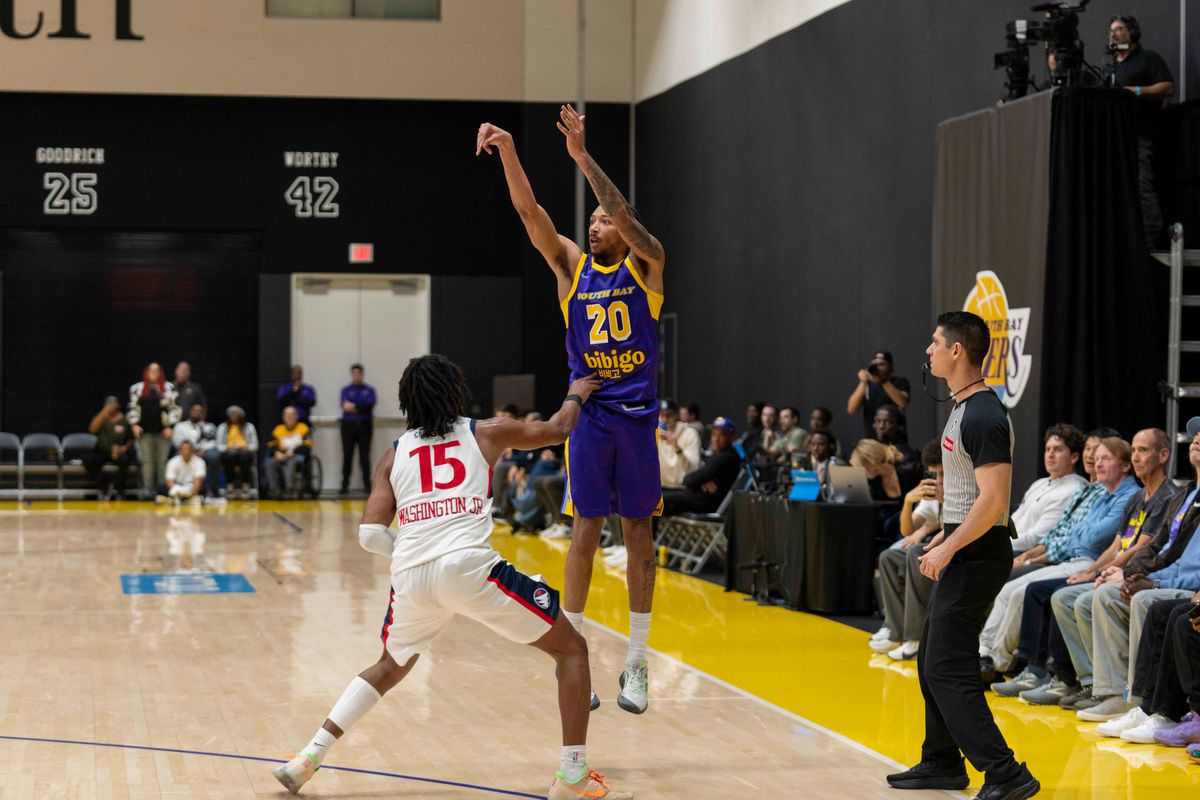 South Bay Lakers guard Nick Smith (20) shoots a three during an NBA basketball game against the San Diego Clippers, Tuesday December 16th, 2025 in Los Angeles, California.
