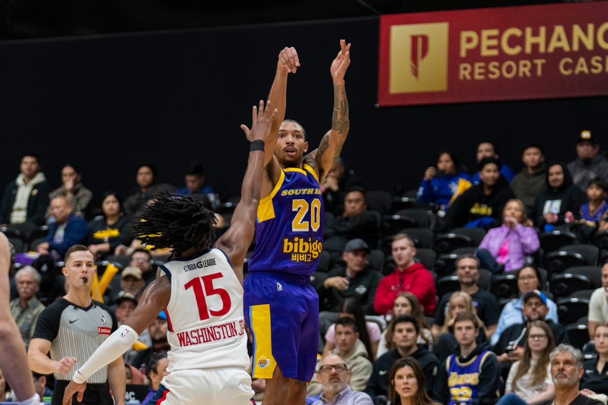 South Bay Lakers guard Nick Smith (20) shoots a three during an NBA basketball game against the San Diego Clippers, Tuesday December 16th, 2025 in Los Angeles, California.