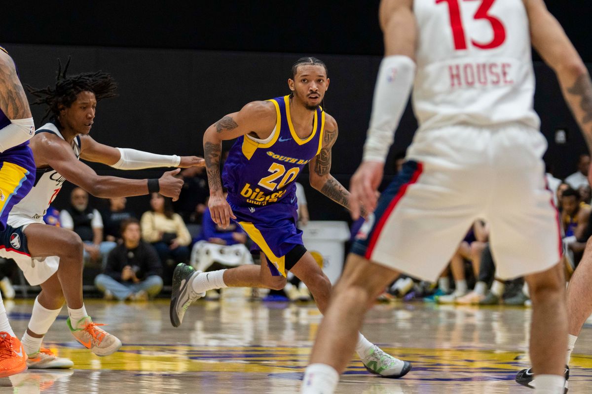South Bay Lakers guard Nick Smith (20) drives past the defense during an NBA basketball game against the San Diego Clippers, Tuesday December 16th, 2025 in Los Angeles, California.