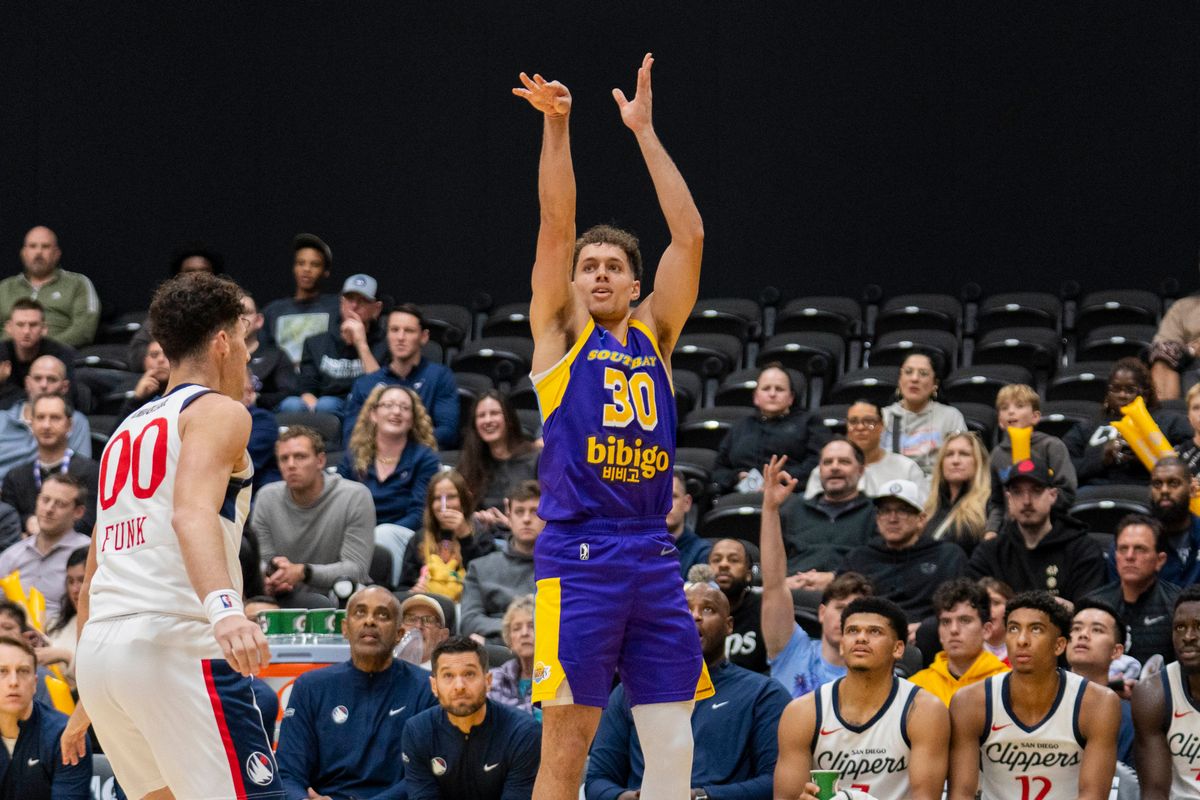 South Bay Lakers guard Chris Manon (30) shoots a three during an NBA basketball game against the San Diego Clippers, Tuesday December 16th, 2025 in Los Angeles, California.