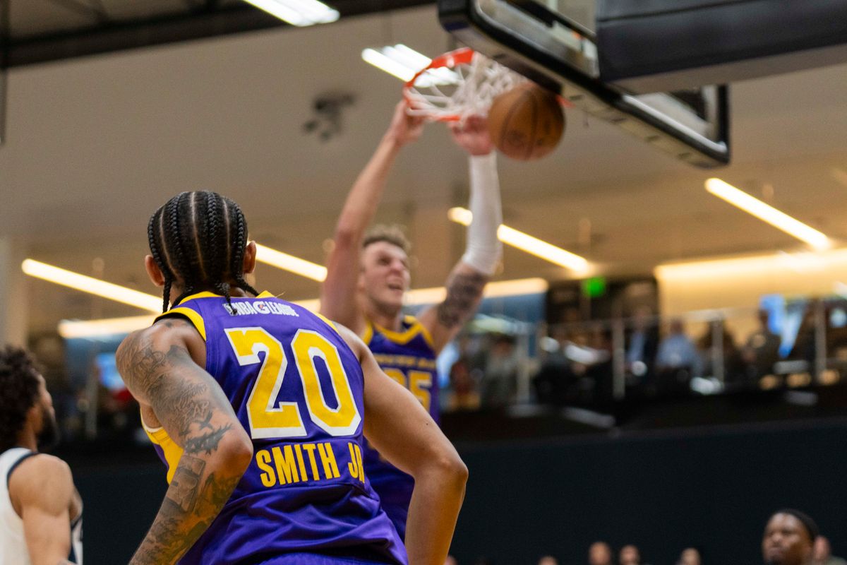 South Bay Lakers guard Nick Smith (20) with an assist that leads to a dunk during an NBA basketball game against the San Diego Clippers, Tuesday December 16th, 2025 in Los Angeles, California.