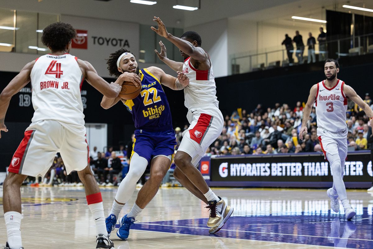 South Bay Lakers forward Anton Watson (22), goes up for a shot during an NBA G League basketball game against the Memphis Hustle, Saturday, January 3, 2026, in El Segundo, Calif.