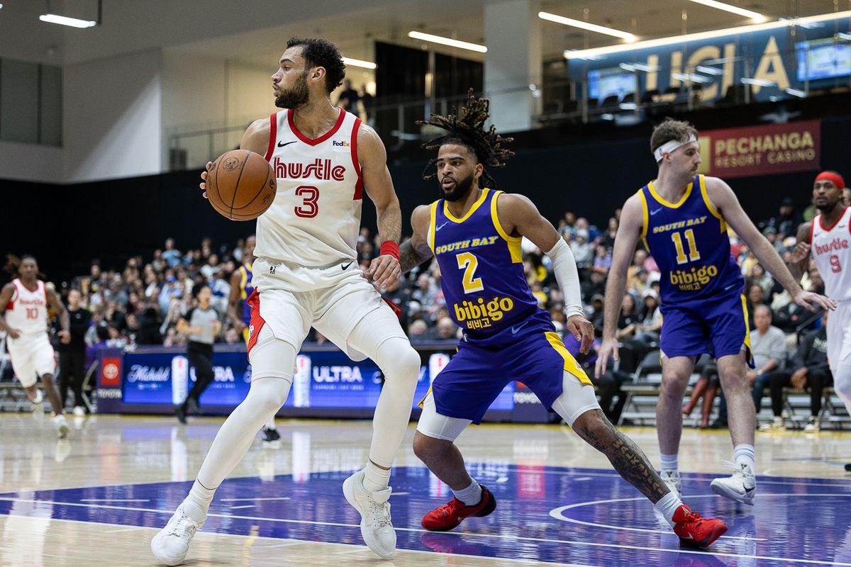 South Bay Lakers guard R.J. Davis (2), defends during an NBA G League basketball game against the Memphis Hustle, Saturday, January 3, 2026, in El Segundo, Calif.