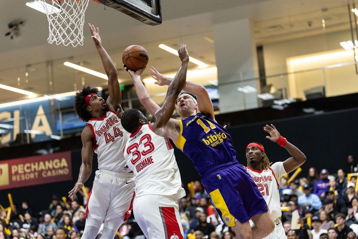 South Bay Lakers forward Drew Timme (11), scores during an NBA G League basketball game against the Memphis Hustle, Saturday, January 3, 2026, in El Segundo, Calif.