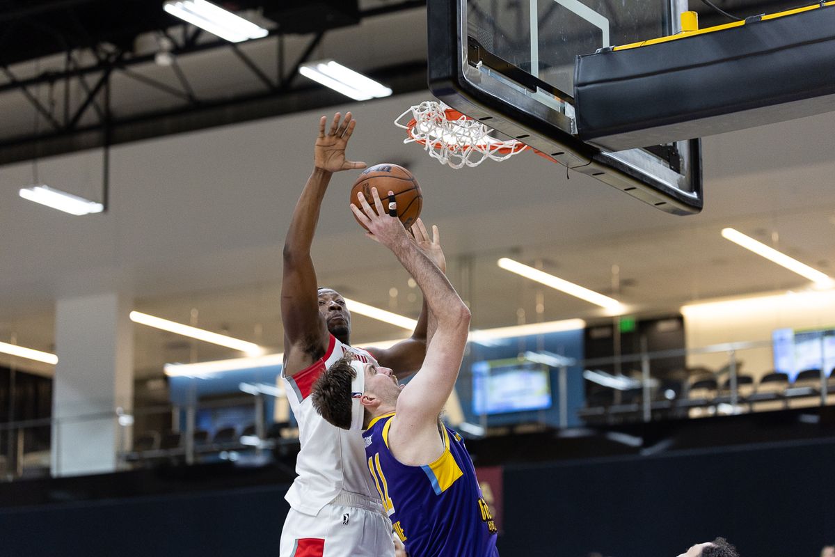 South Bay Lakers forward Drew Timme (11), goes up for a shot during an NBA G League basketball game against the Memphis Hustle, Saturday, January 3, 2026, in El Segundo, Calif.