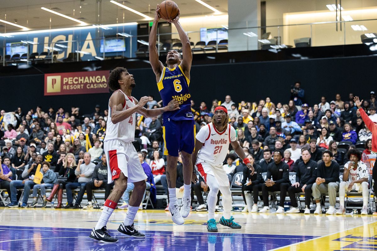 South Bay Lakers guard Kobe Bufkin (6), shoots during an NBA G League basketball game against the Memphis Hustle, Saturday, January 3, 2026, in El Segundo, Calif.