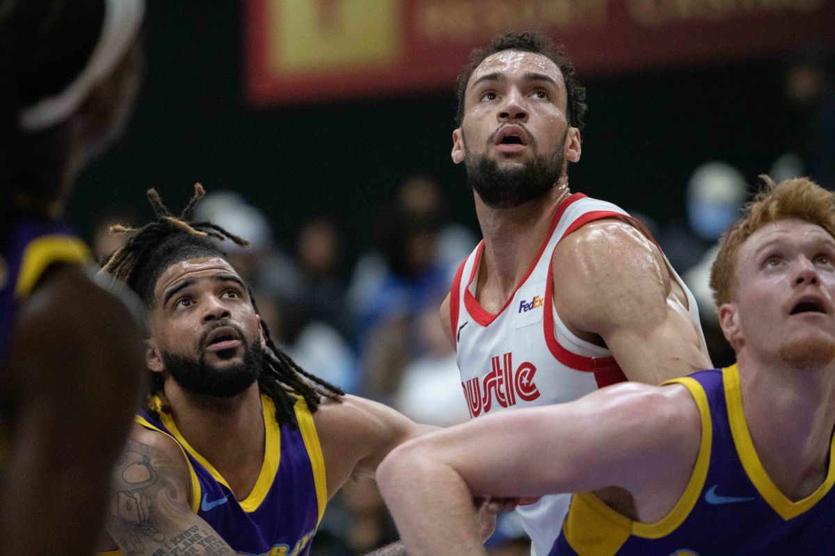 South Bay Lakers guard R.J. Davis (2) and Memphis Hustle forward Tyler Burton (3) watch a shot during a G-League basketball game between the South Bay Lakers and Memphis Hustle Tuesday, January 6, 2026 at UCLA Health Training Center in El Segendo, Calif. 