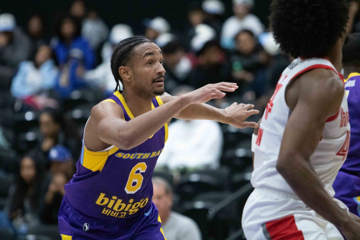 South Bay Lakers guard Kobe Bufkin (6) runs during a G-League basketball game between the South Bay Lakers and Memphis Hustle Tuesday, January 6, 2026 at UCLA Health Training Center in El Segendo, Calif. 