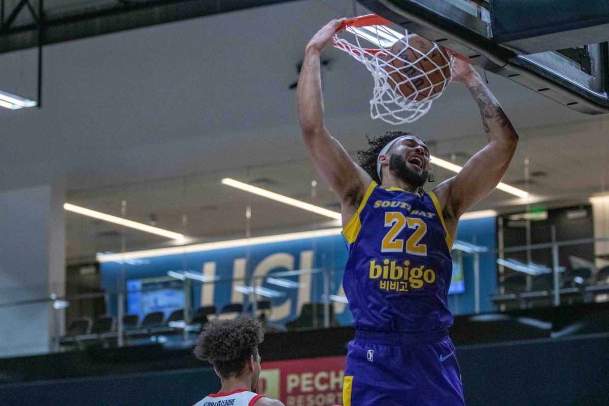South Bay Lakers forward Anton Watson (22) dunks during a G-League basketball game between the South Bay Lakers and Memphis Hustle Tuesday, January 6, 2026 at UCLA Health Training Center in El Segendo, Calif.