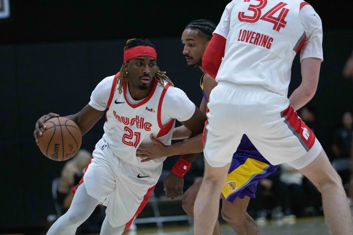 Memphis Hustle guard Jahmai Mashack (21) drives to the hoop during a G-League basketball game between the South Bay Lakers and Memphis Hustle Tuesday, January 6, 2026 at UCLA Health Training Center in El Segendo, Calif. 