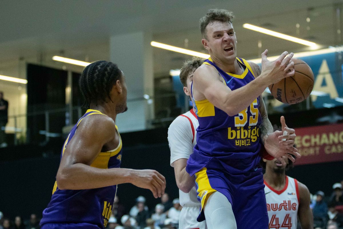 South Bay Lakers center Kylor Kelley (35) rebounds a ball during a G-League basketball game between the South Bay Lakers and Memphis Hustle Tuesday, January 6, 2026 at UCLA Health Training Center in El Segendo, Calif. 