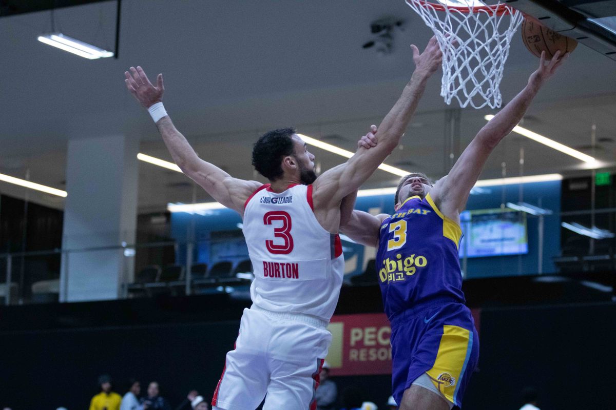 South Bay Lakers guard Augustas Marčiulionis (3) attempts a layup while Memophis Hustle forward Tyler Burton defends during a G-League basketball game between the South Bay Lakers and Memphis Hustle Tuesday, January 6, 2026 at UCLA Health Training Center in El Segendo, Calif. 