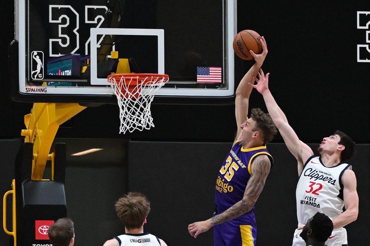 South Bay Lakers Center Kylor Kelley (33) dunks the ball during a G-League basketball game between the South Bay Lakers and San Diego Clippers Wednesday, January 14, 2026 at UCLA Health Training Center in El Segundo, Calif.