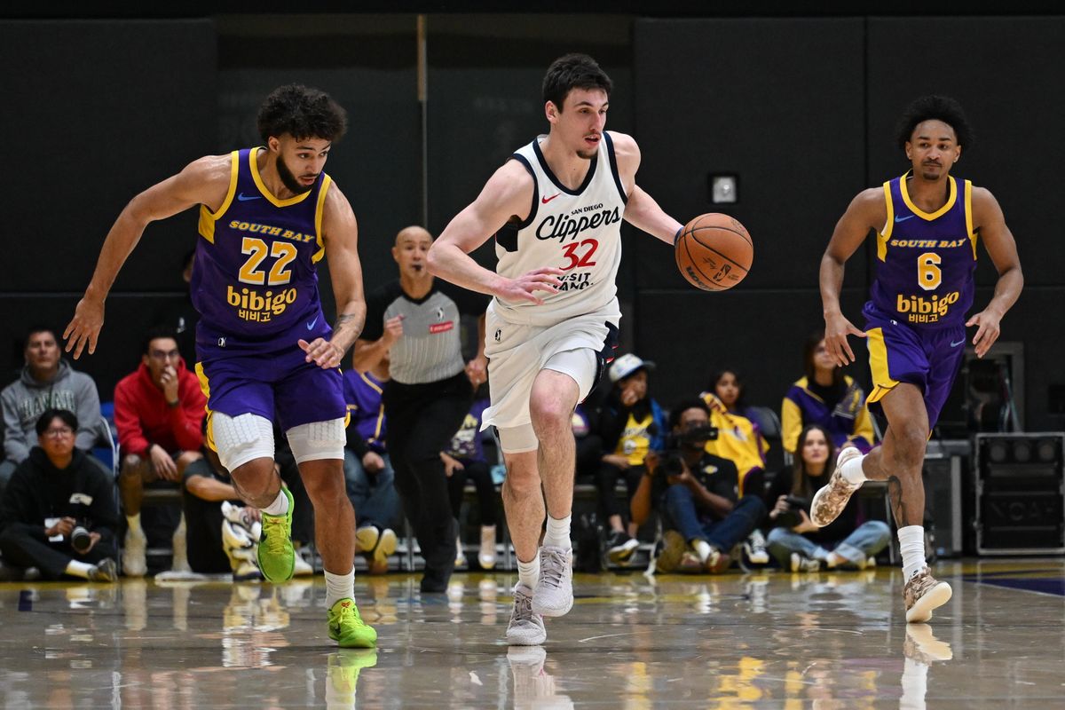 San Diego Clippers Forward Zach Freemantle (32) bring the ball down the court during a G-League basketball game between the South Bay Lakers and San Diego Clippers Wednesday, January 14, 2026 at UCLA Health Training Center in El Segundo, Calif.
