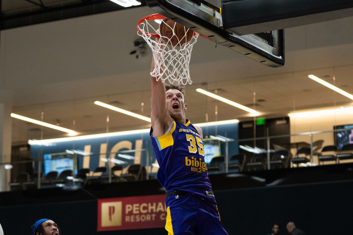 South Bay Lakers Center Kylor Kelley (35) catches a lob and slams it home during a G-League basketball game against Mexico City Capitanes Thursday, January 22, 2026 at UCLA Health Training Center in El Segundo, Calif.