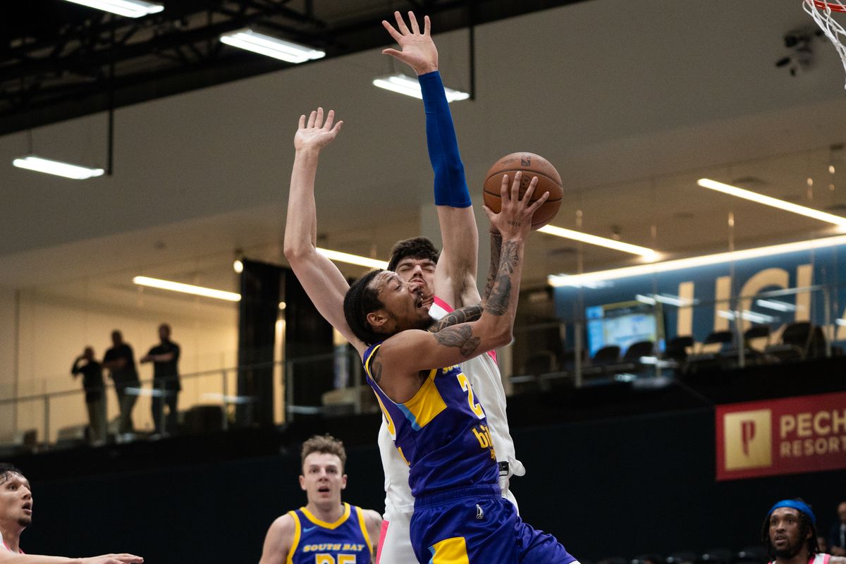 South Bay Lakers Guard Nick Smith Jr. (20) scores going down the middle during a G-League basketball game against Mexico City Capitanes Thursday, January 22, 2026 at UCLA Health Training Center in El Segundo, Calif.