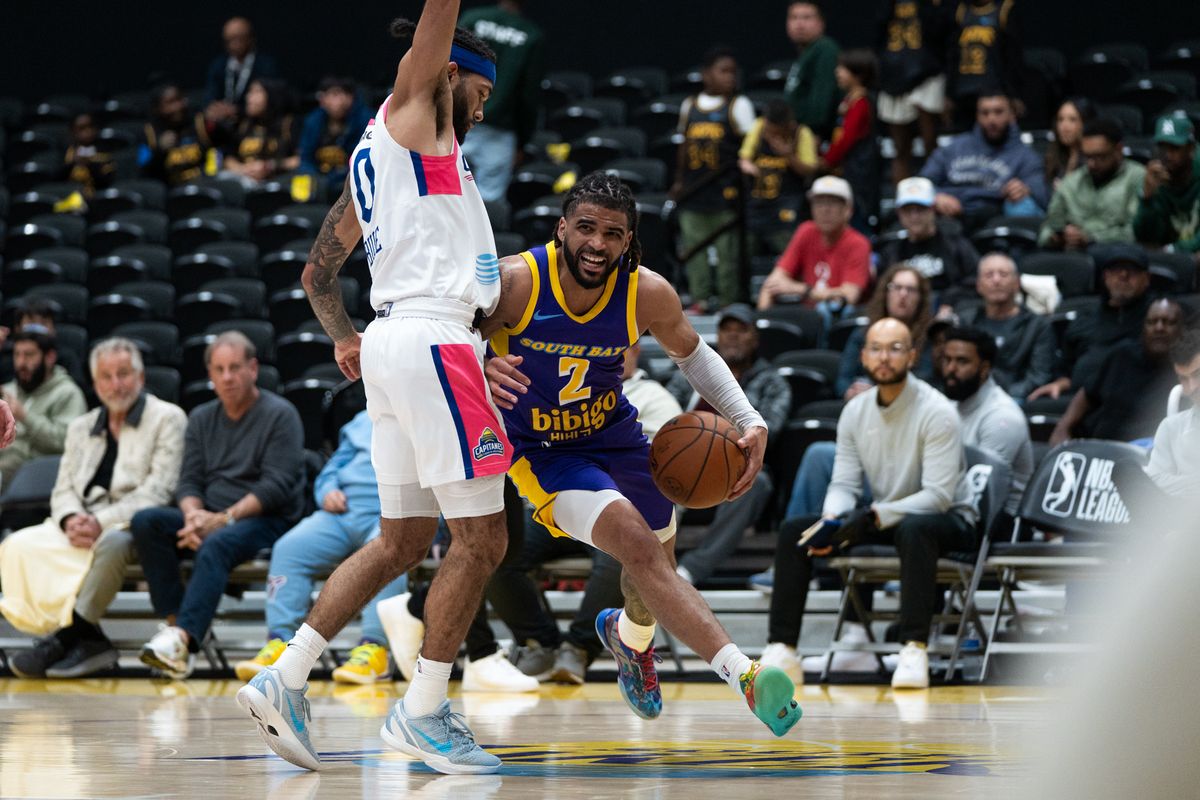 South Bay Lakers Guard RJ Davis (2) attacks baseline looking for a open teammate during a G-League basketball game against Mexico City Capitanes Thursday, January 22, 2026 at UCLA Health Training Center in El Segundo, Calif.