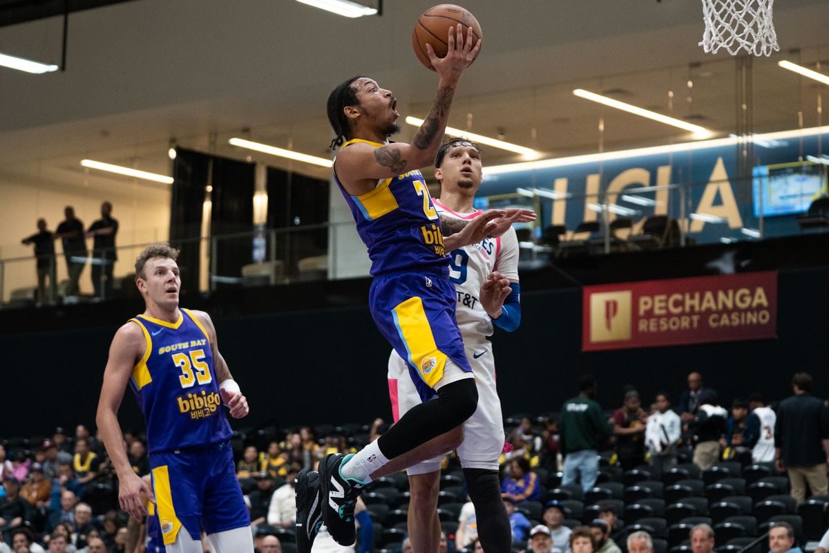 South Bay Lakers Guard Nick Smith Jr. (20) speeds down the court on a fast break and scores two during a G-League basketball game against Mexico City Capitanes Thursday, January 22, 2026 at UCLA Health Training Center in El Segundo, Calif.