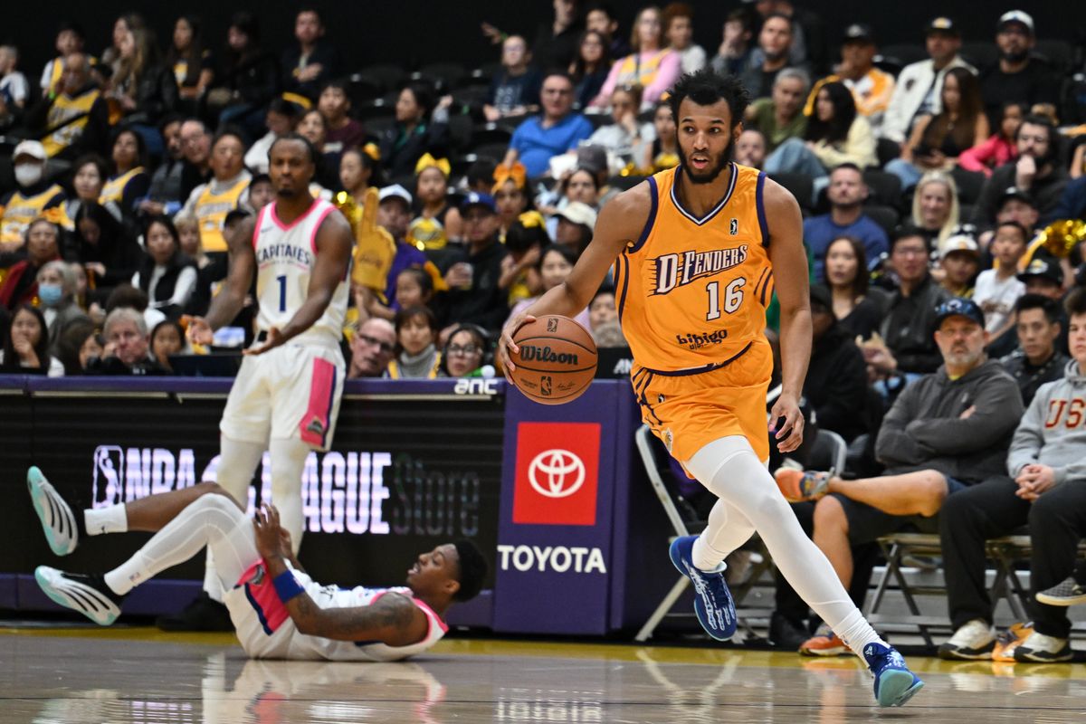 South Bay Lakers forward Zach Hicks (16) dribbles the ball during a G-League basketball game between the South Bay Lakers and Mexico City Capitanes Saturday, January 24, 2026 at UCLA Health Training Center in El Segundo, Calif.
