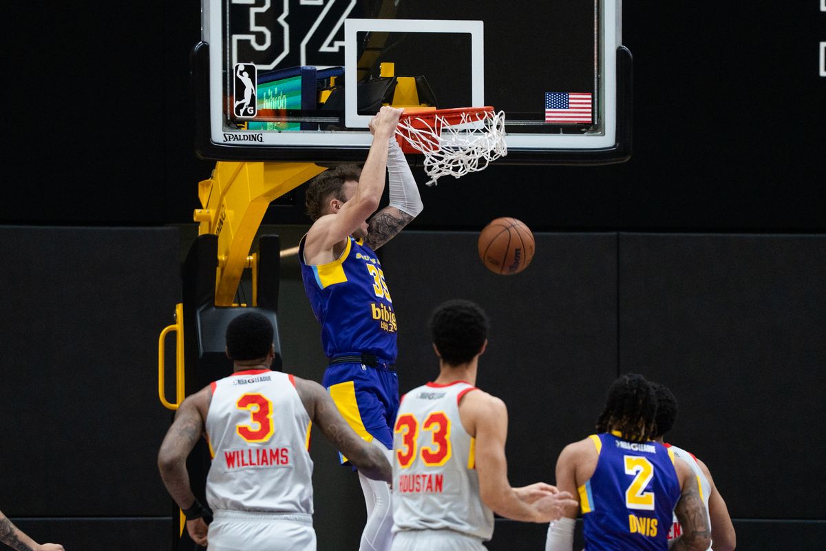 South Bay Lakers Center Kylor Kelley (35) catches a lob for a dunk during a G-League basketball game against College Park Skyhawks Tuesday, January 27, 2026 at UCLA Health Training Center in El Segundo, Calif.