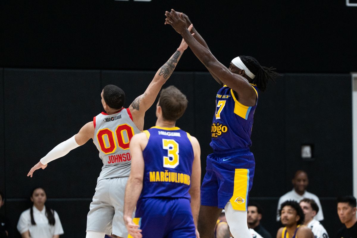 South Bay Lakers Forward Arthur Kaluma (7) shoots a corner shot while being contested during a G-League basketball game against College Park Skyhawks Tuesday, January 27, 2026 at UCLA Health Training Center in El Segundo, Calif.