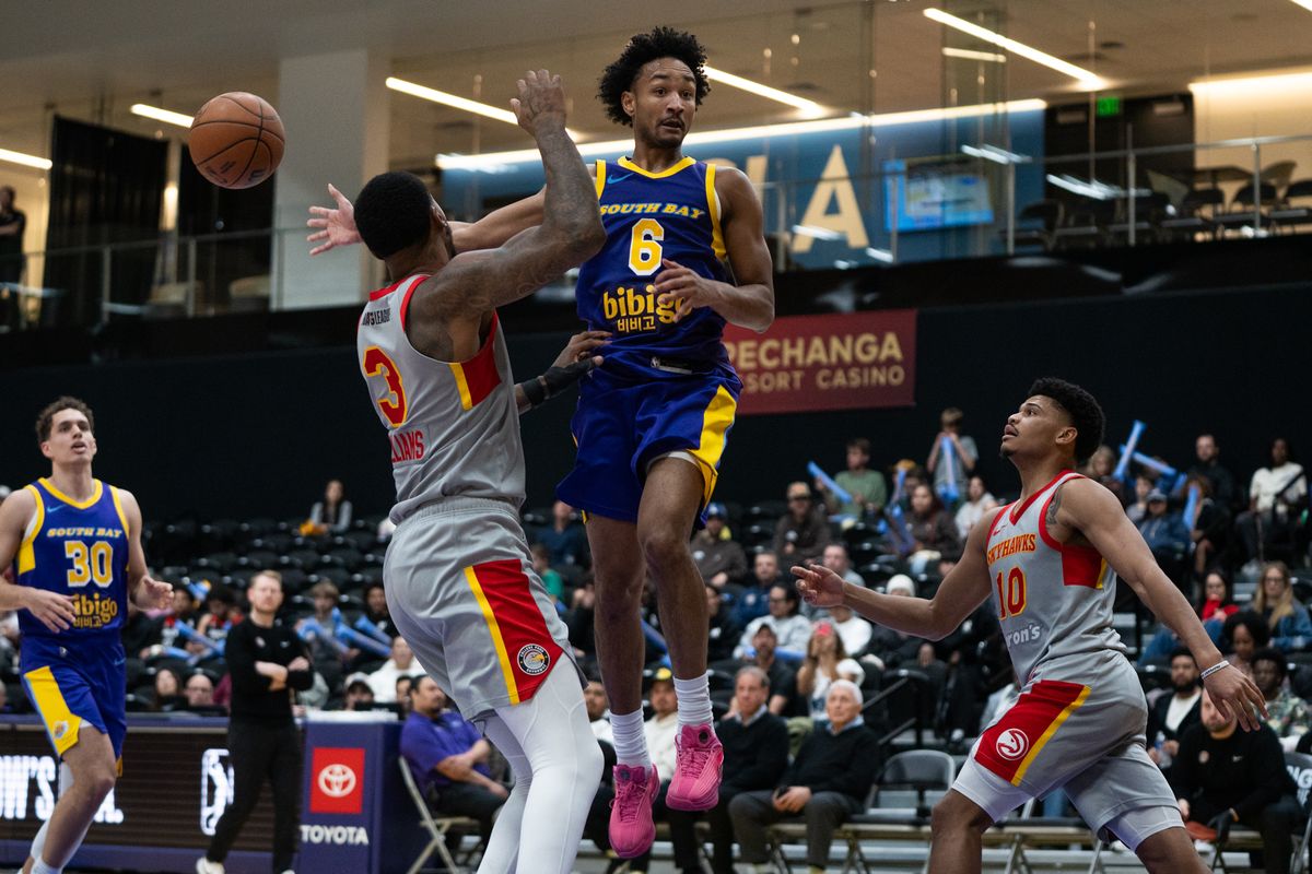 South Bay Lakers Guard Kobe Bufkin (6) gives a no look corner pass during a G-League basketball game against College Park Skyhawks Tuesday, January 27, 2026 at UCLA Health Training Center in El Segundo, Calif.