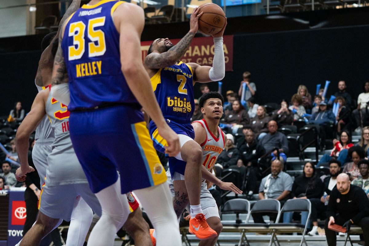 South Bay Lakers Guard RJ Davis (2) attacks the rim on two defenders during a G-League basketball game against College Park Skyhawks Tuesday, January 27, 2026 at UCLA Health Training Center in El Segundo, Calif.