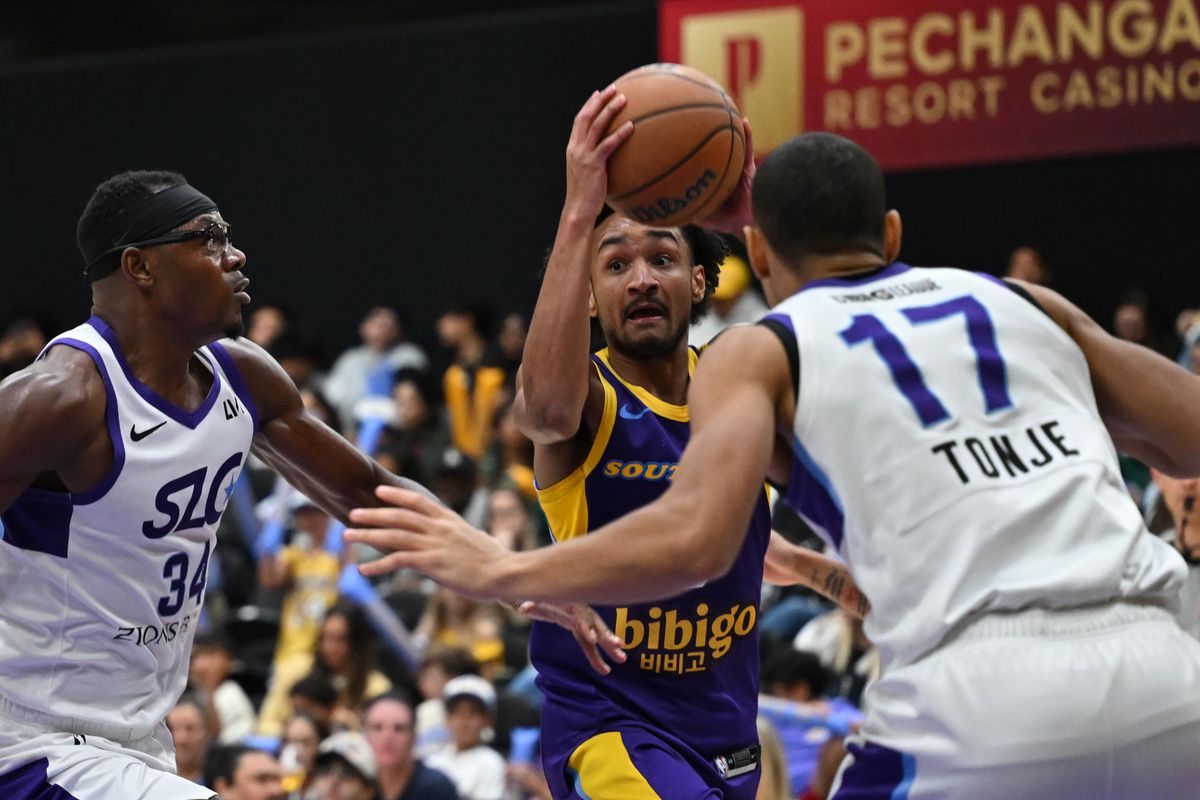 South Bay Lakers guard Kobe Bufkin (6) drives through a double team during a G-League basketball game between the South Bay Lakers and Salt Lake City Stars  Saturday, January 31, 2026 at UCLA Health Training Center in El Segundo, Calif.